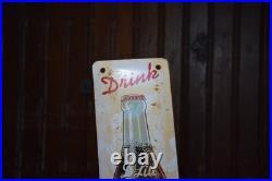 D-LITE BEVERAGES ICE COLD BOTTLE STAMPED PAINTED METAL DEALER SIGN 1950s VINTAGE
